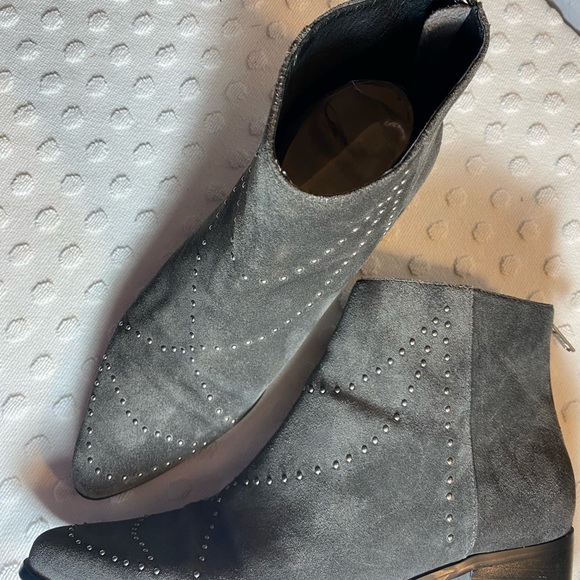 GREY CITY WOMEN'S WENDY STUDDED BOOTIE,IRON GREY - Picture 12 of 16